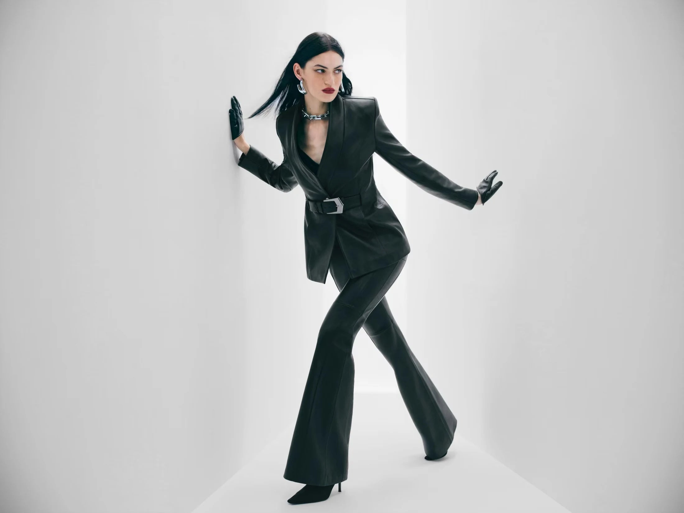 Beyaz mekânda siyah giyimli model